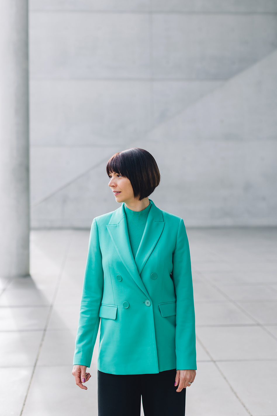 Modernes Businessportrait einer Unternehmerin vor urbaner Architektur – hochwertige Business Fotos und Business Fotografie in München