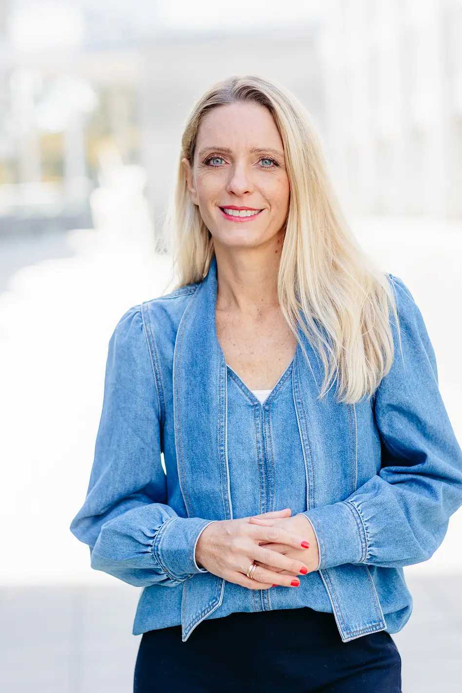 Natürliches Businessportrait einer Unternehmerin im Außenbereich – moderne Business Fotos und Business Fotografie in München