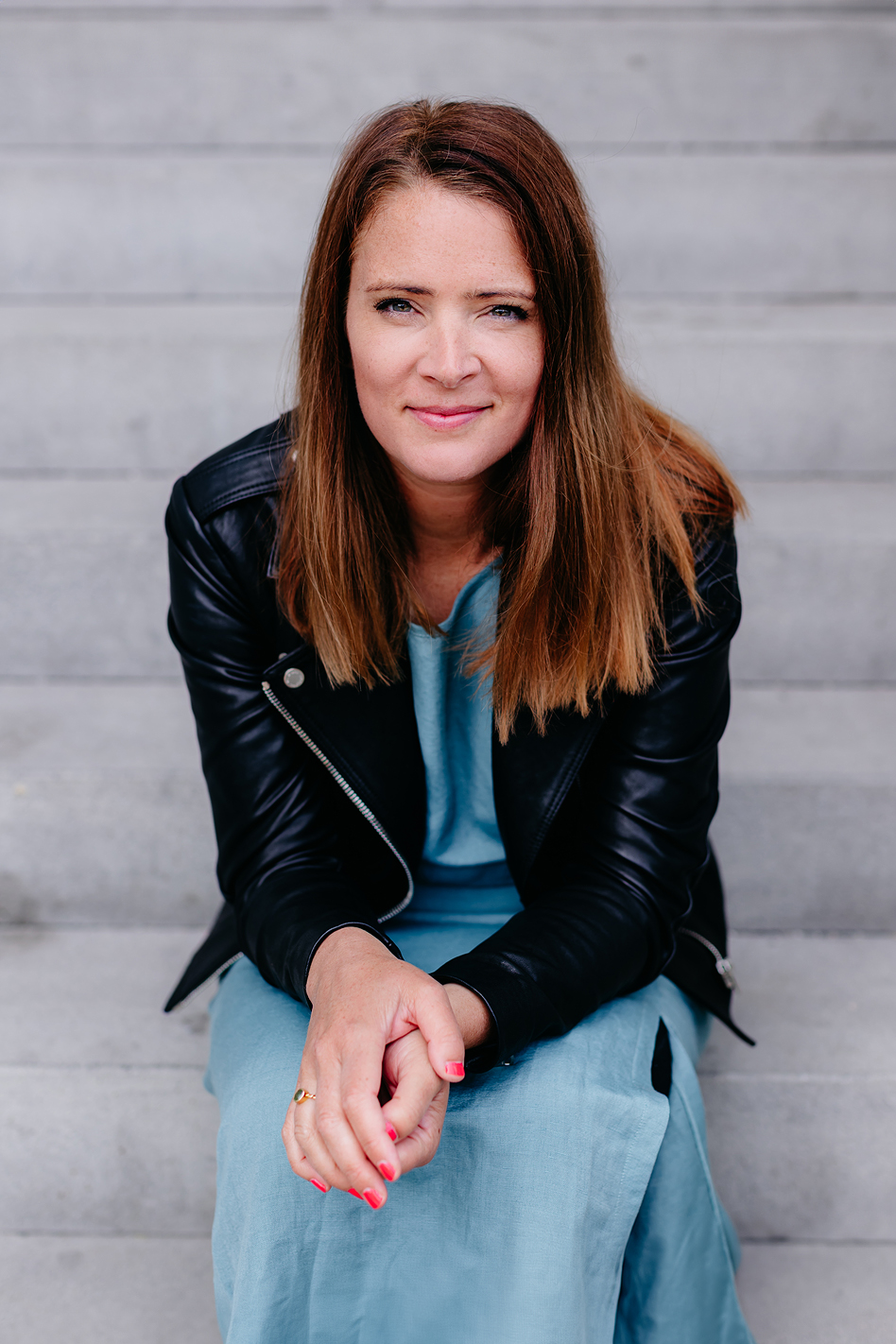 Authentisches Businessportrait einer Unternehmerin im urbanen Umfeld – moderne Business Fotos und Business Fotografie in Münche