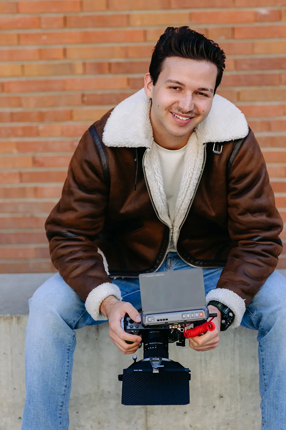 Personal Branding Fotografie eines Unternehmers mit Kamera in entspannter Sitzhaltung